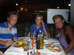 Patrik, Gustav og Sara koser seg på fotball-restaurant