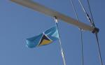 St Lucias flagg er heist, med de to pitonene som motiv.