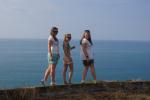 Jentene nyter utsikten fra Shipstern Point