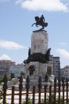 Denne statuen viser oss at personen var kubansk og døde i kamp (A. Maceo)