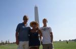 Deler av familien foran Washington Monument