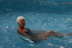 Tante Bjølrg får være i fred i bassenget