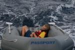 Jacob fikk sitte i gummibåten, men sovnet