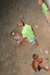 Barna leker i sanden nedenfor