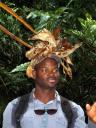 Vår jungelguide Martin viser bananblader brukt ved bæring på hodet