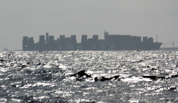 Ikke New Yorks skyline, men containerskip på vei mot Kielkanalen
