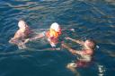 Martine svømmer på 9 meters djup i Atlanteren!