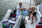 Arnt og Sara brukte dagen til å bunkre opp att båten.