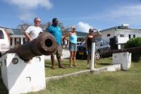 rundtur-carriacou-029-hospital-og-fake-kanon.jpg
